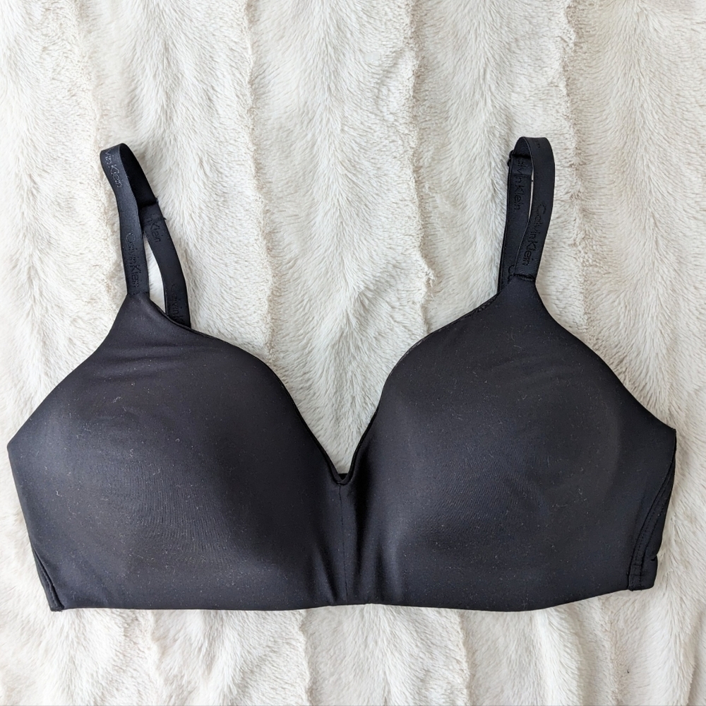 Calvin Klein v neck wireless lightly lined black bra size large
